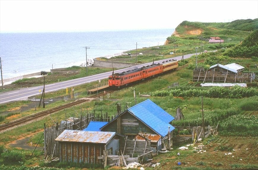 羽幌線（廃線）の力昼駅に停まる列車。キハ40形2両とキハ56形の3両編成だ（撮影：南正時）