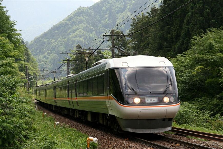 山深い木曽谷を走る383系「しなの」（撮影：南正時）