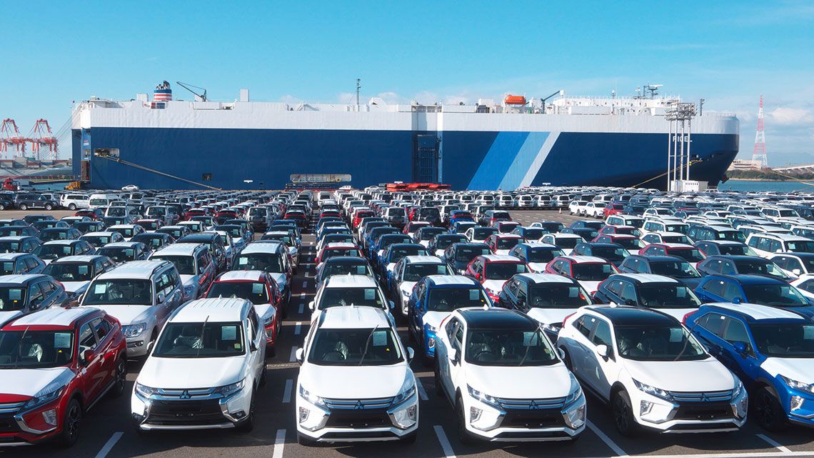 輸出自動車と自動車運搬船