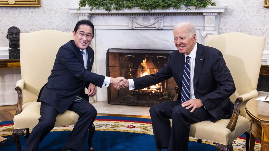 握手をする岸田文雄首相ジョー・バイデン米大統領