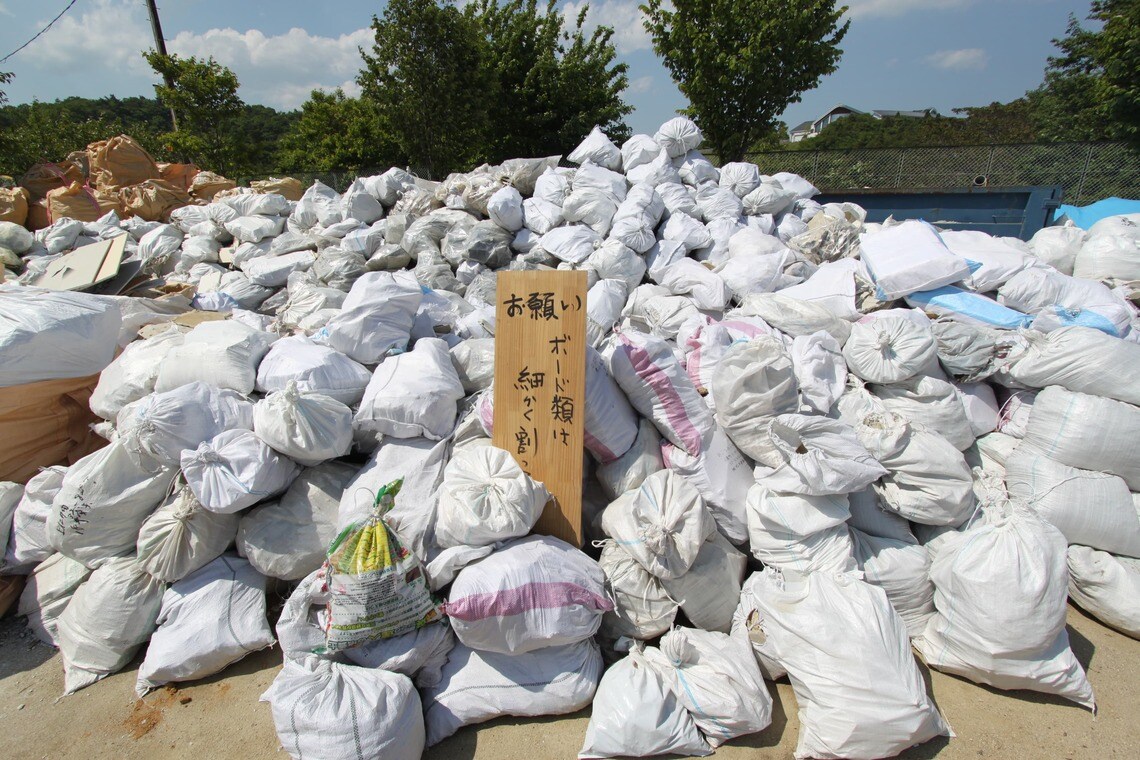 福島県いわき市の災害廃棄物仮置き場の様子。袋の中は細かく割れた石綿を含む建材だらけ。割った際に石綿が飛散し、吸ってしまうことになる。2011年5月撮影（写真：井部正之） 