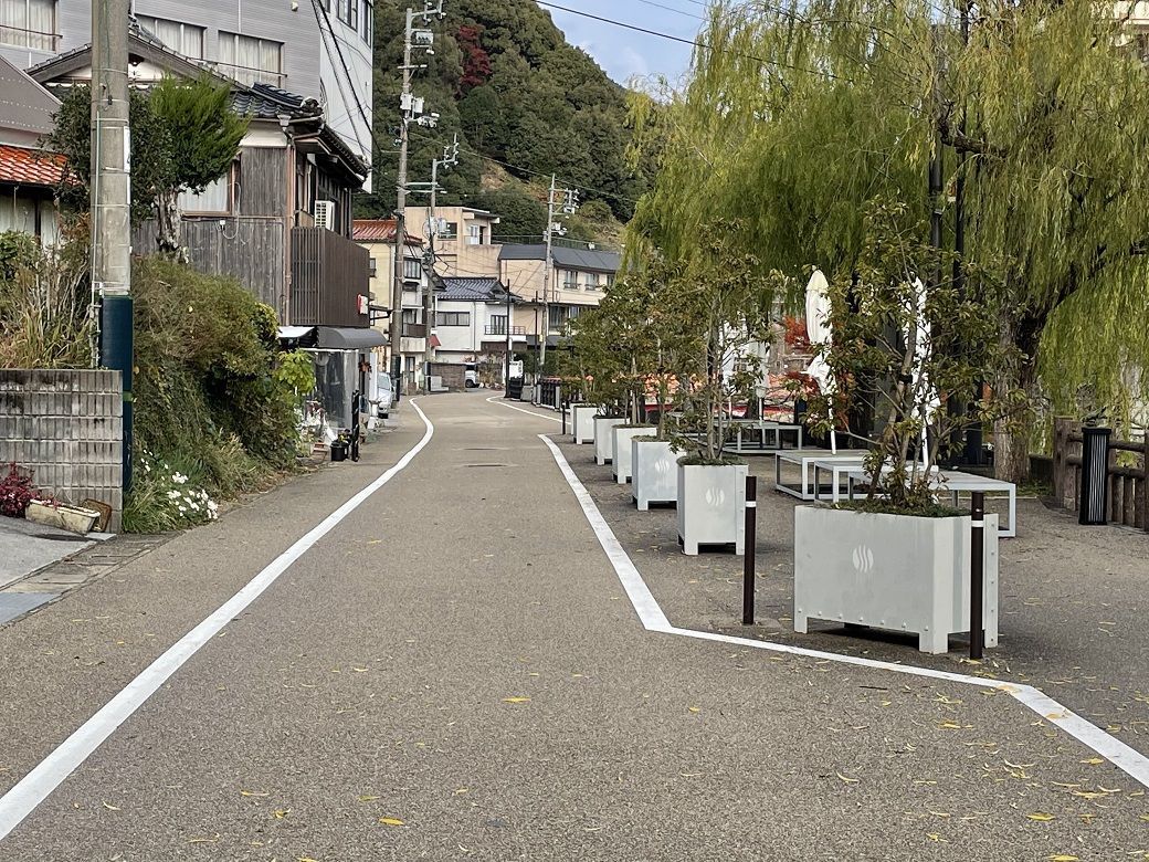 車道を狭め、歩道を広く確保して歩きやすくなった長門湯本温泉街（筆者撮影）