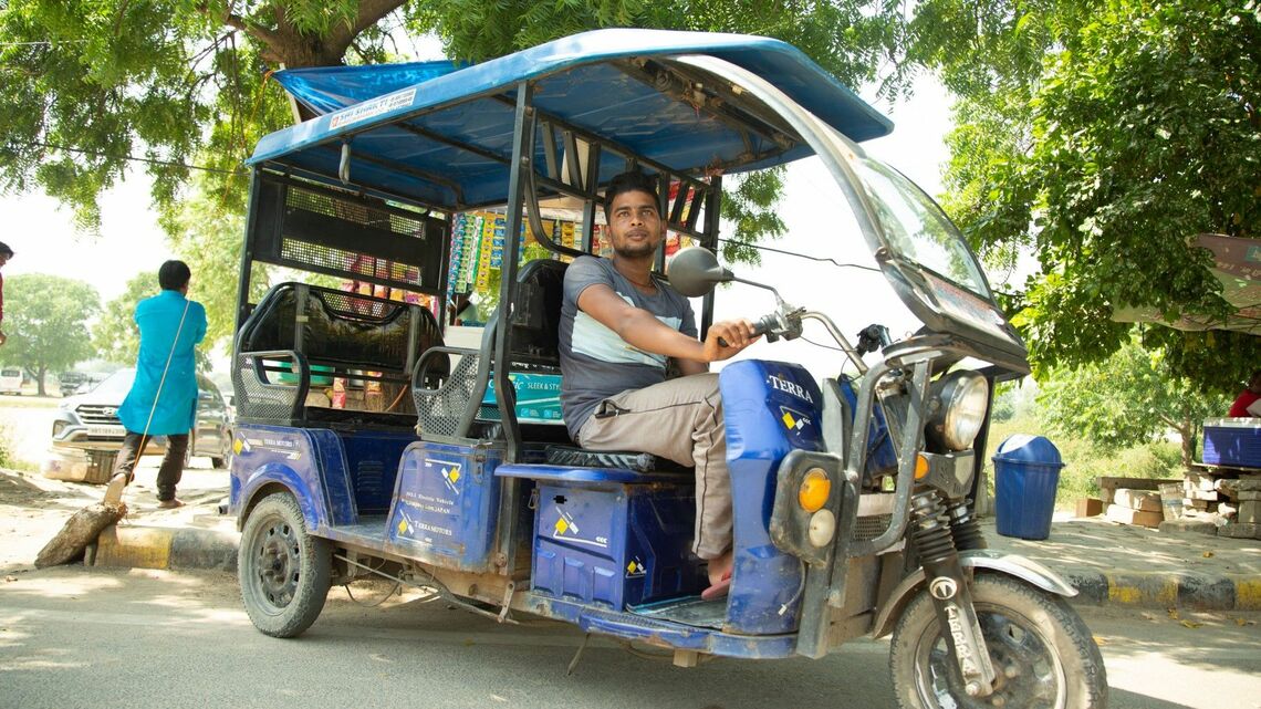 インド北部のハリヤナ州グルガオンでEV3輪を運転するドライバー（写真：テラモーターズ）
