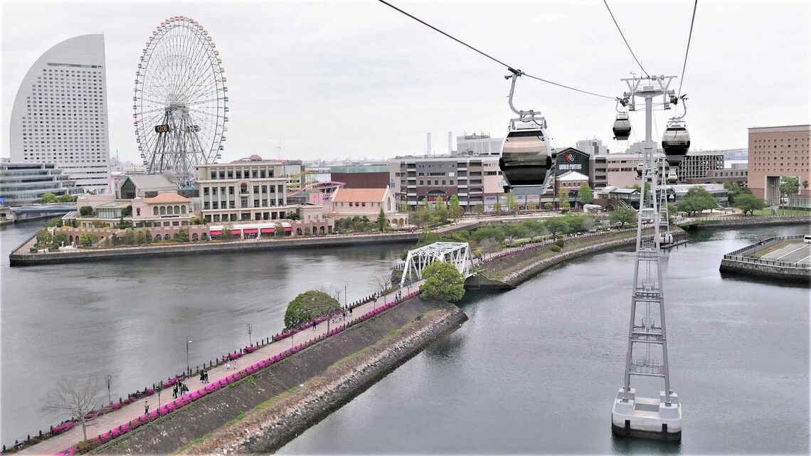 4月22日開業の「ヨコハマ・エア・キャビン」。空中散歩をしながらみなとみらいエリアが一望できる（記者撮影）