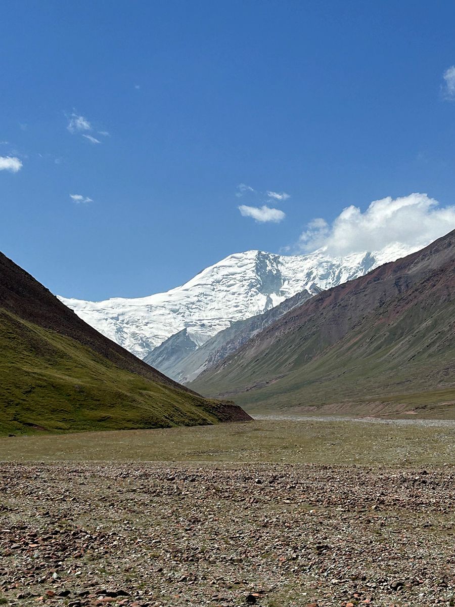 キルギスタンとタジキスタンの国境近くの山岳地帯