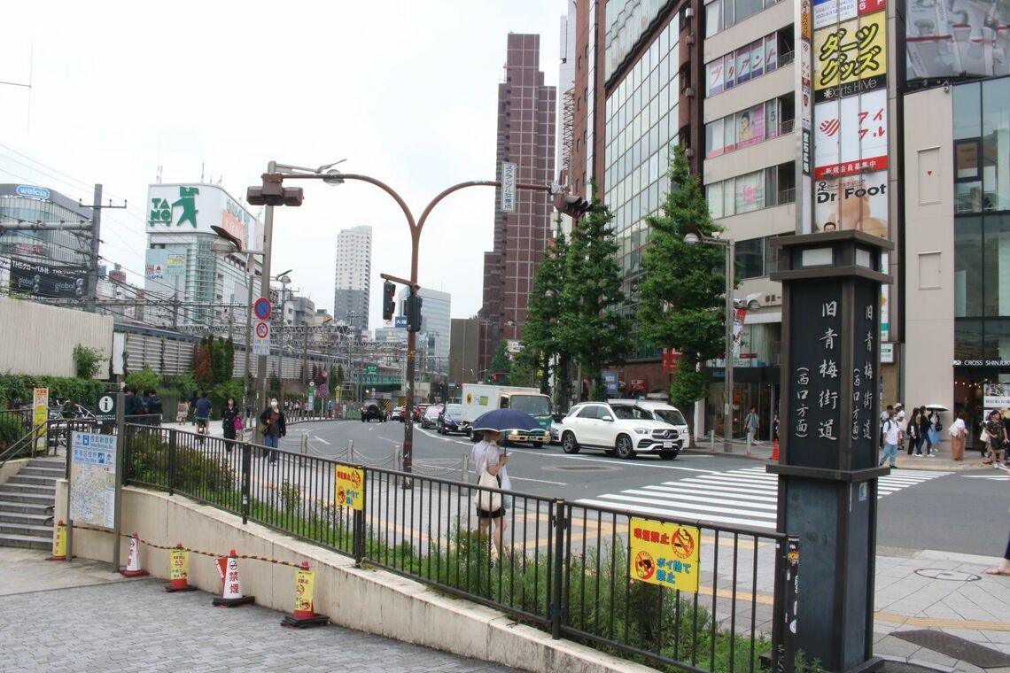 旧青梅街道から西武新宿駅を見る