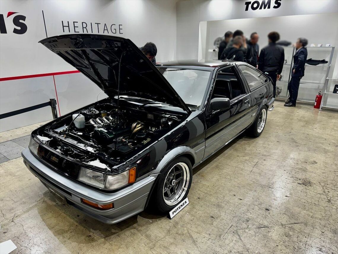「TOM'S HERITAGE」がレストモッドした「AE86レビン」（筆者撮影）