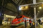 ミラノ中央駅で発車を待つパリ行きフレッチャロッサの