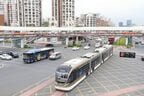 中国の深圳のトラム、架線がないと街の景観がすっきり