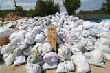 福島県いわき市の災害廃棄物仮置き場の様子。袋の中は細かく割れた石綿を含む建材だらけ。割った際に石綿が飛散し、吸ってしまうことになる。2011年5月撮影（写真：井部正之） 