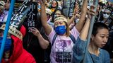 労働条件の改善を求めて台湾・台北でデモ行進をするアジア諸国の出稼ぎ労働者（写真：picture alliance/アフロ）