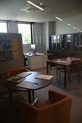 進路相談室では、常駐する専門教員に成績などを元に進路相談ができる