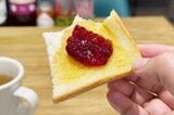 トーストにたっぷりとジャムを乗せていただきます（筆者撮影）