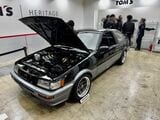 「TOM'S HERITAGE」がレストモッドした「AE86レビン」（筆者撮影）
