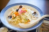 長崎ちゃんぽんレギュラーサイズ（820円）。麺は少なめ（－80円）、1.5倍（＋80円）にできる（筆者撮影）