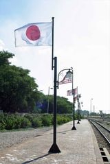 ロボスレイルは乗客の国籍に合わせて駅に国旗がはためく。筆者が乗車した際は日の丸がはためいていた（筆者撮影）