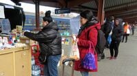 ウクライナ｢脱出最前線｣､国境駅と列車の緊張感