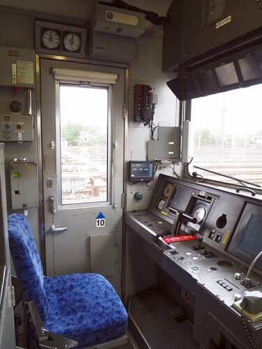 東武9000型｢ステンレス車体に茶色の帯｣の元祖 東上線の地下鉄直通用