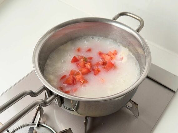 おかゆにトマト投入