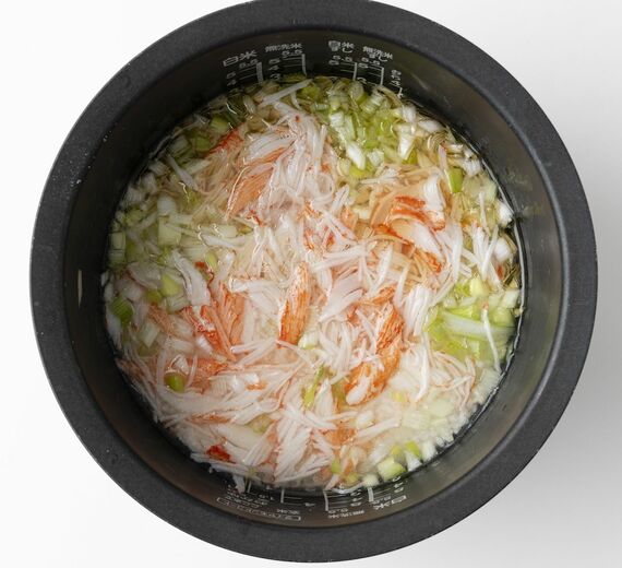 かにチャーハンの材料を入れる