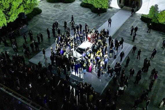 発表のステージで参加者から注目を浴びる「コンセプトC」（写真：Audi AG）