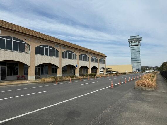 「大洗シーサイドステーション」 （左手前）とすぐそばにある大洗マリンタワー（右奥）