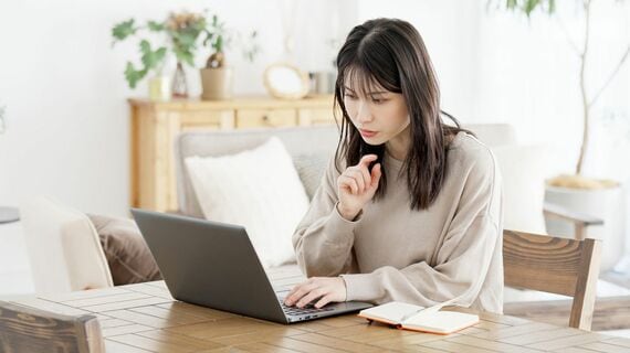 パソコンを見る女性