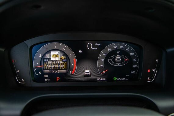 10.2インチのデジタルメーターを標準装備。文字盤内部の表示項目を多彩なメニューから切り替えることができる