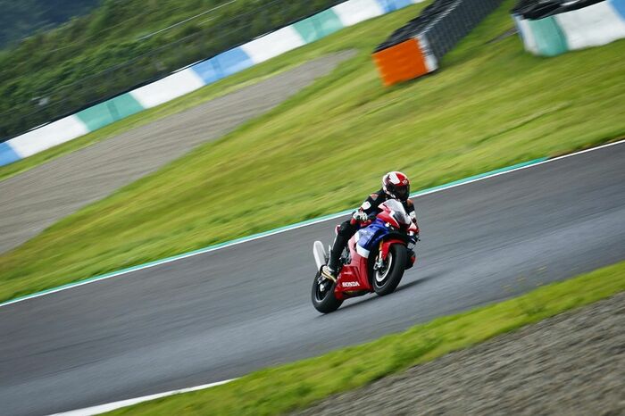 サーキットコースで試乗する筆者
