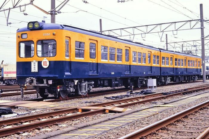小田急電鉄の2200形。前面は傾斜していないが