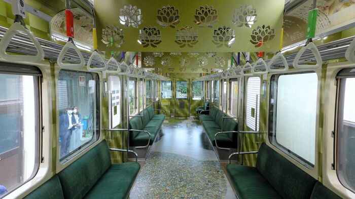 江ノ電「観音電車」の車内