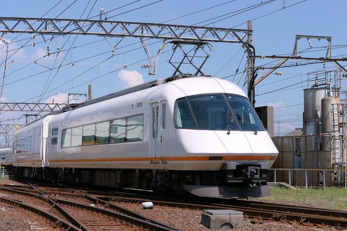 車両基地内を移動するアーバンライナー・プラス