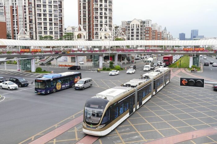 中国の深圳のトラム、架線がないと街の景観がすっきり