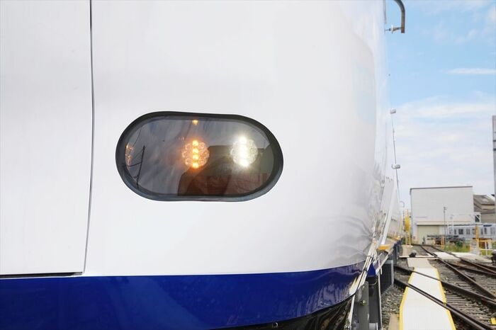 先頭部のライトは丸みのある形だ