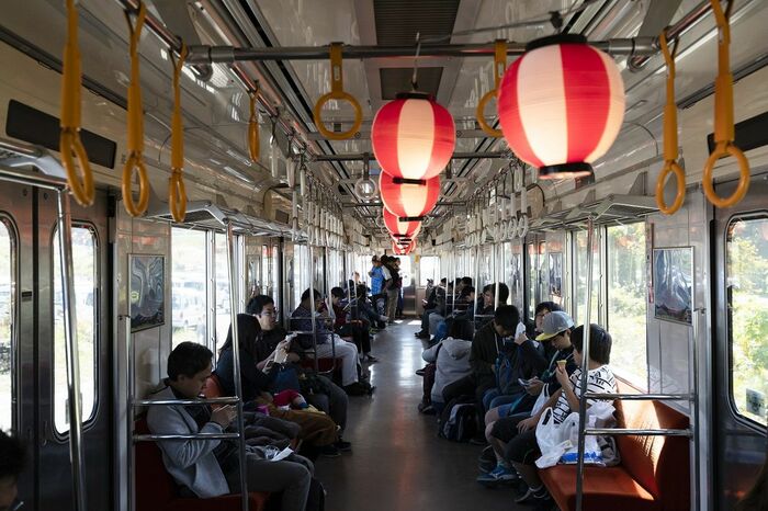 9000系「L-train」の車内が“赤ちょうちん”に