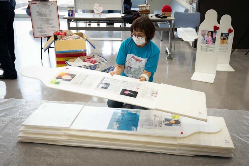 別府警察署に展示されたメッセンジャーを丁寧にしまう佐藤悦子さん（写真：穐吉洋子）