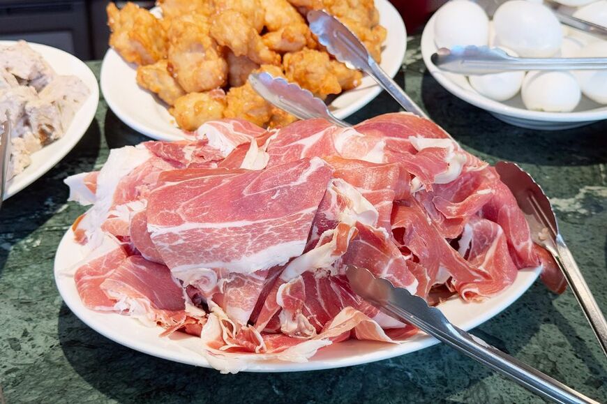バルマルシェコダマのモーニングビュッフェ以外で、こんなてんこ盛りの生ハムを見ることはないでしょう（筆者撮影）