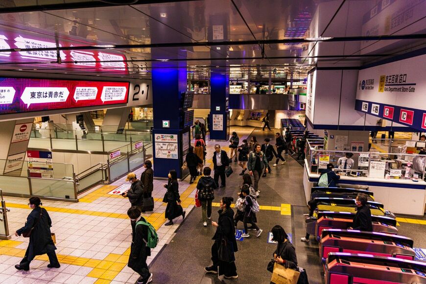 駅長室の窓から眺めた百貨店口改札（撮影：鼠入昌史）