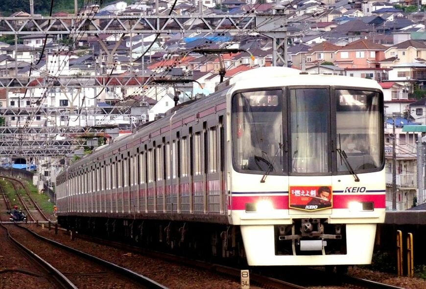 日野市ゆかりの新選組のヘッドマークを付けた8000系（撮影：南正時）