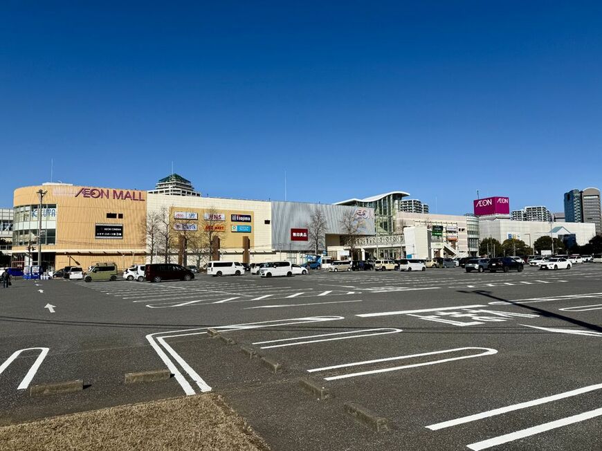 隣駅に06年にオープンした「イオンモール千葉ニュータウン」をはじめ、周囲には大型店舗が多い（写真：筆者撮影）