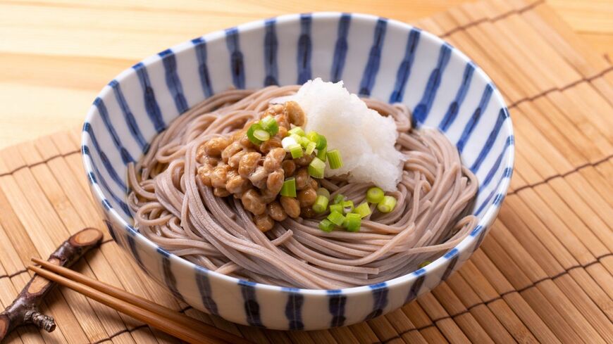 麺のなかでも「蕎麦」は「腸活」におすすめの食材です。これから暑くなる季節にぴったりの「腸活」をご紹介します（写真：プロモリンク／PIXTA）この記事の画像を見る(◯枚)