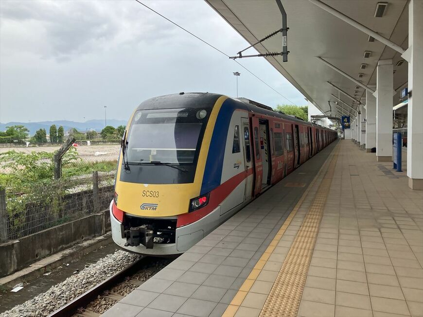 首都以外でも通勤電車が走る。バターワース駅に停車するKTMコミューター（筆者撮影）