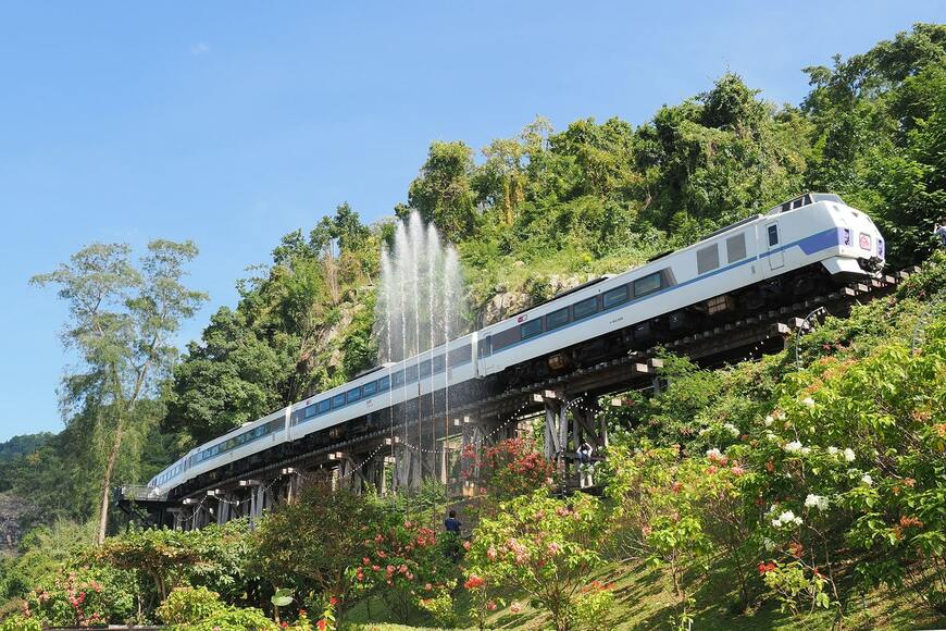 タイ国鉄　キハ183系　貸し切り列車　タムクラセー桟道橋