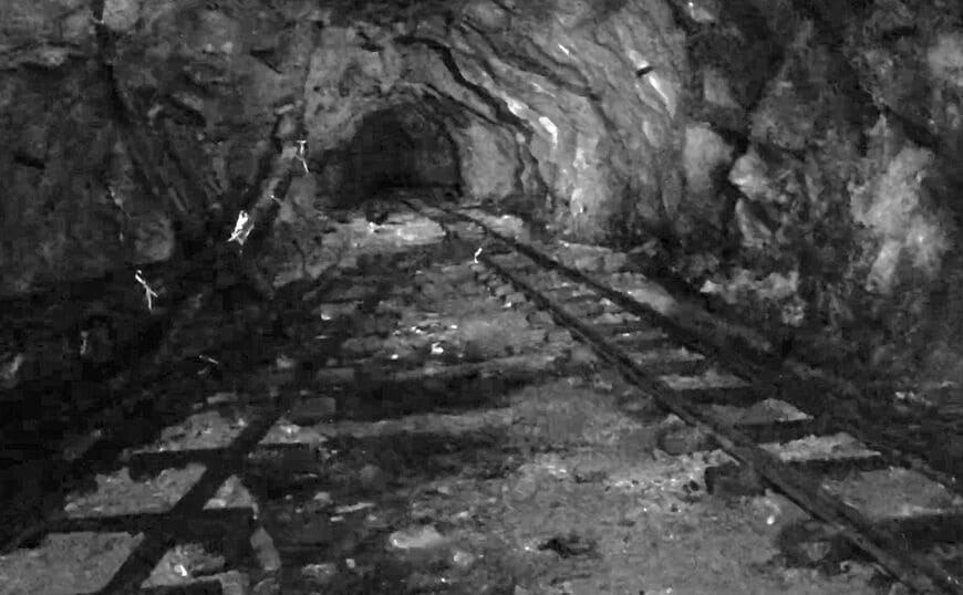 根羽沢鉱山の坑内とされる写真。崩落の危険があるため、現在は中に入ることはできない