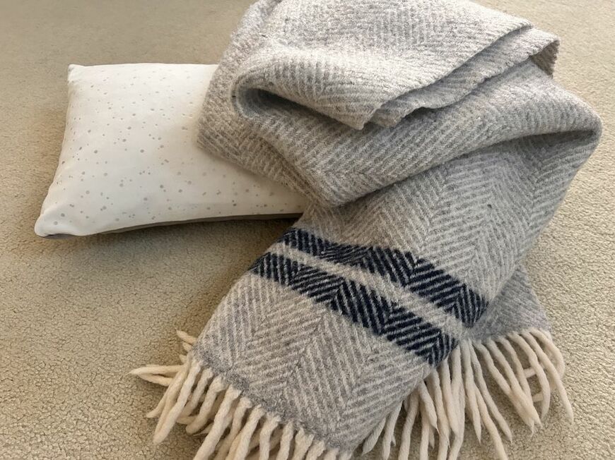 硬めのクッションとブランケット