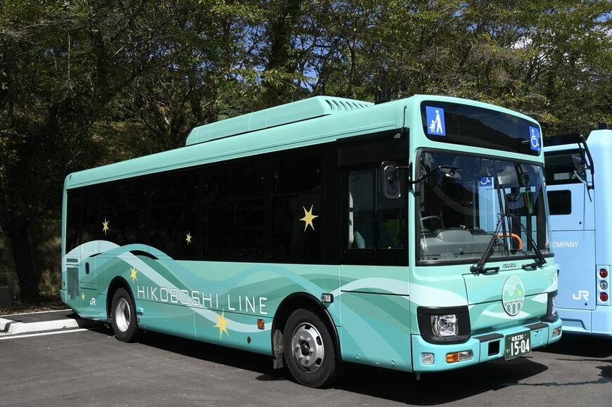 中型のディーゼルバスも2台導入した（記者撮影）