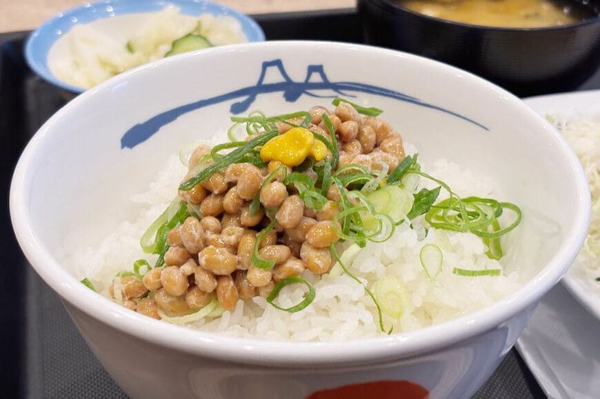 たまに無性に食べたくなる、納豆ごはん朝食（筆者撮影）