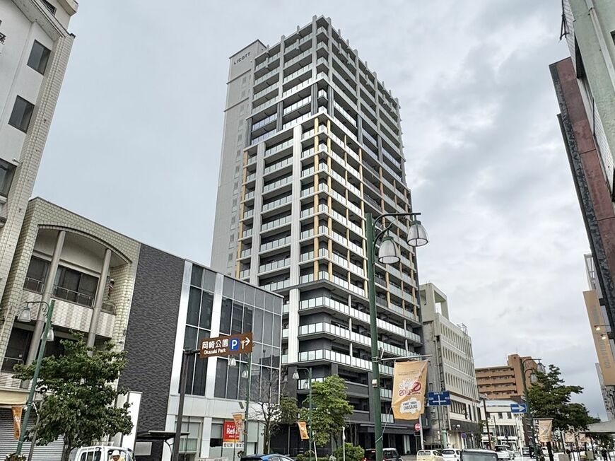たつき百貨店跡地に建つマンション。かつてオカダヤ（イオン前身）が県外初出店を果たした場所は、いま住宅になっている（写真：筆者撮影）