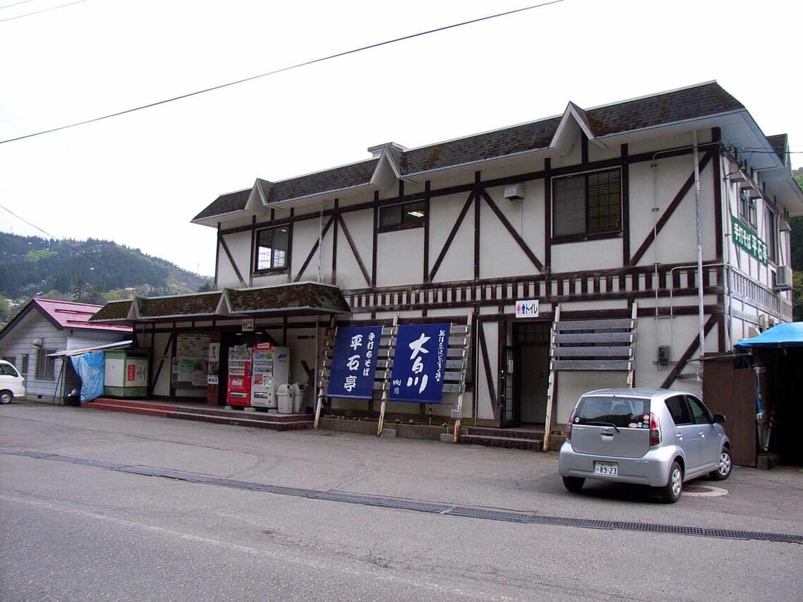 大白川駅の駅舎。そばが有名だ