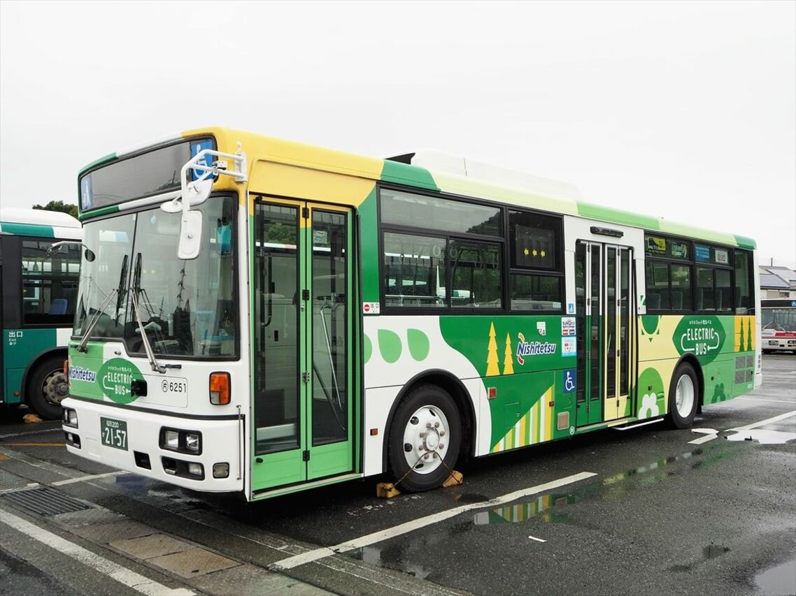 西鉄バスの「レトロフィット電気バス」。福岡市内の
